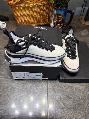 Suede leather and mesh Black and White Quilted bottom Sneakers